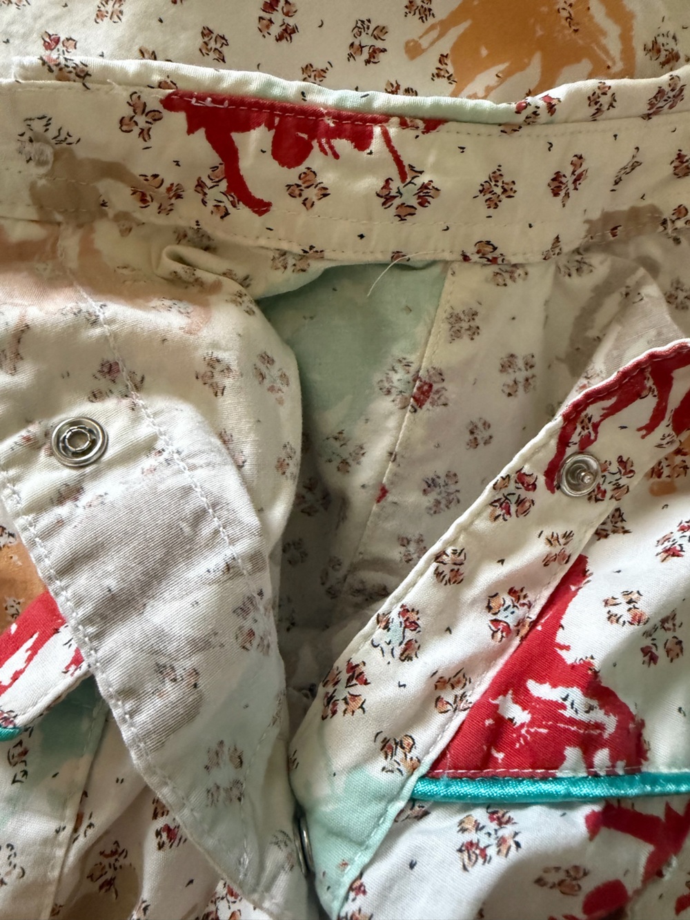 Wrangler Cream Western Button-Down with Red Turquoise Horse Print - M - Picture 5 of 10